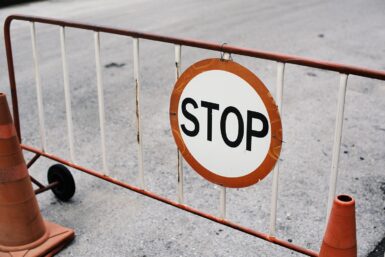 Une barrière mobile avec un panneau stop