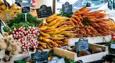 un marché avec des fruits et des légumes