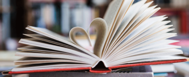 un livre ouvert avec les pages en forme de cœur